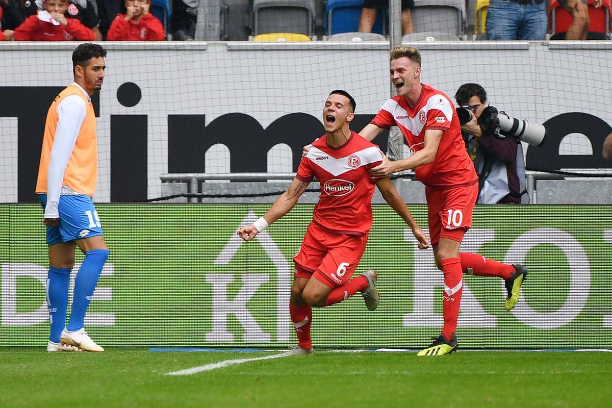 沙尔克坐镇主场，力克对手晋级淘汰赛