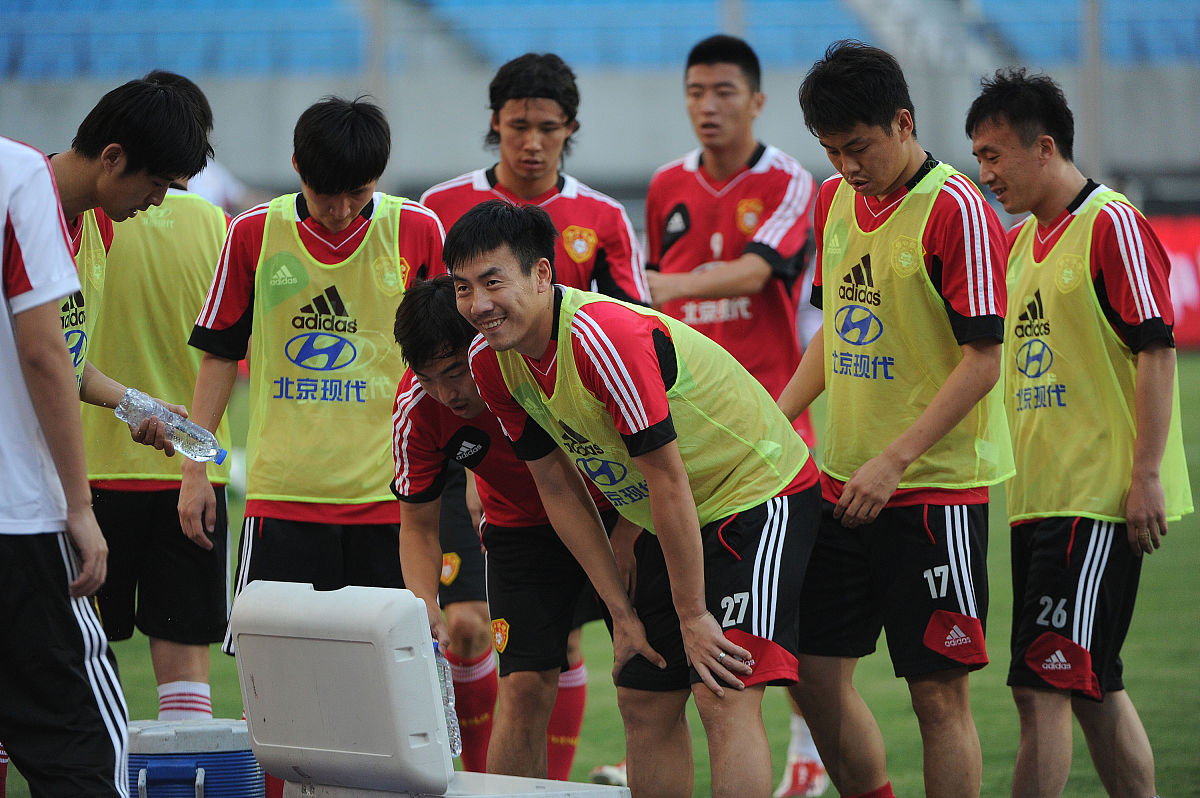 球队连番大胜，强劲实力展露无遗(面对这么多的困难,球队怎么能赢得比赛呢?)